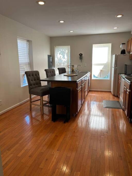 Beauty! Johns Hopkins! 3 Bedroom Apartment