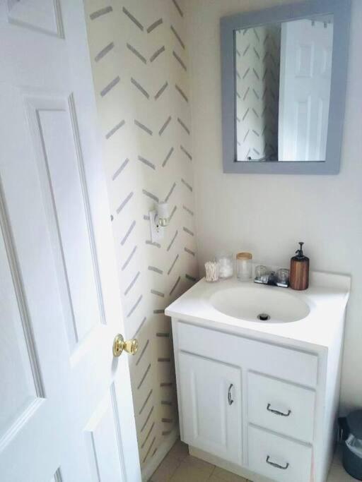Apartment Beauty! Johns Hopkins! 3 Bedroom *