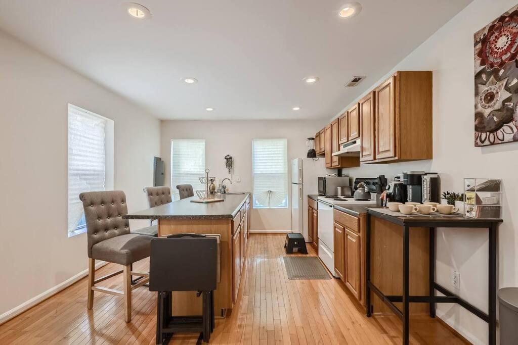 Apartment Beauty! Johns Hopkins! 3 Bedroom *
